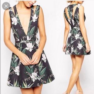 STYLESTALKER Catch a Wave Dress in Dark Tropical Size S
